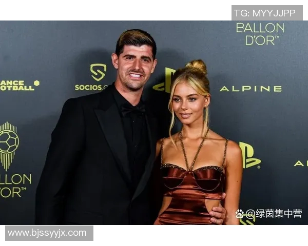 皇马门将库尔图瓦妻子红毯亮相惊艳全场，时尚活动展现完美气质